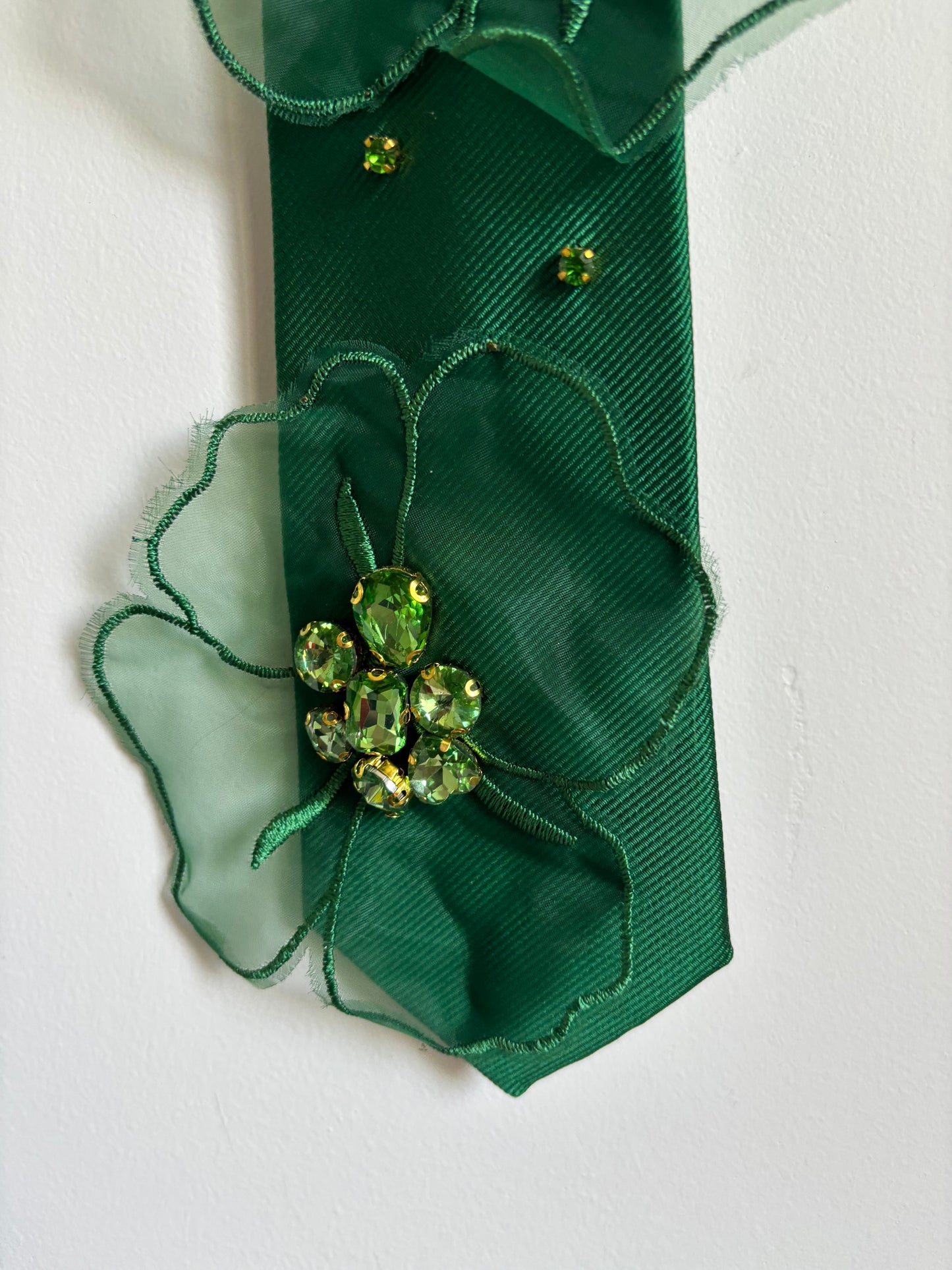Cravate verte à fleurs organza brodées