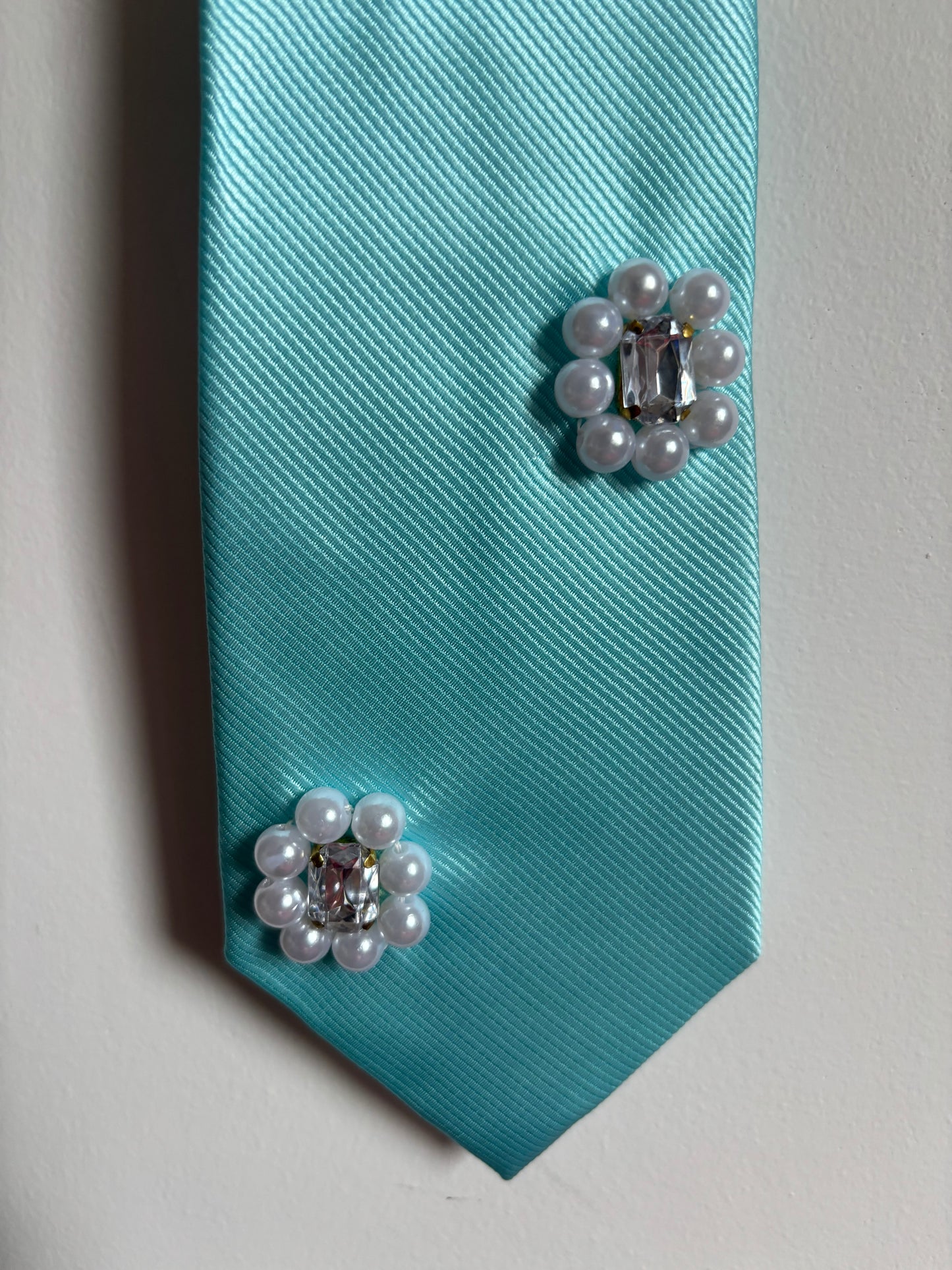 Cravate bleu ornée de perles