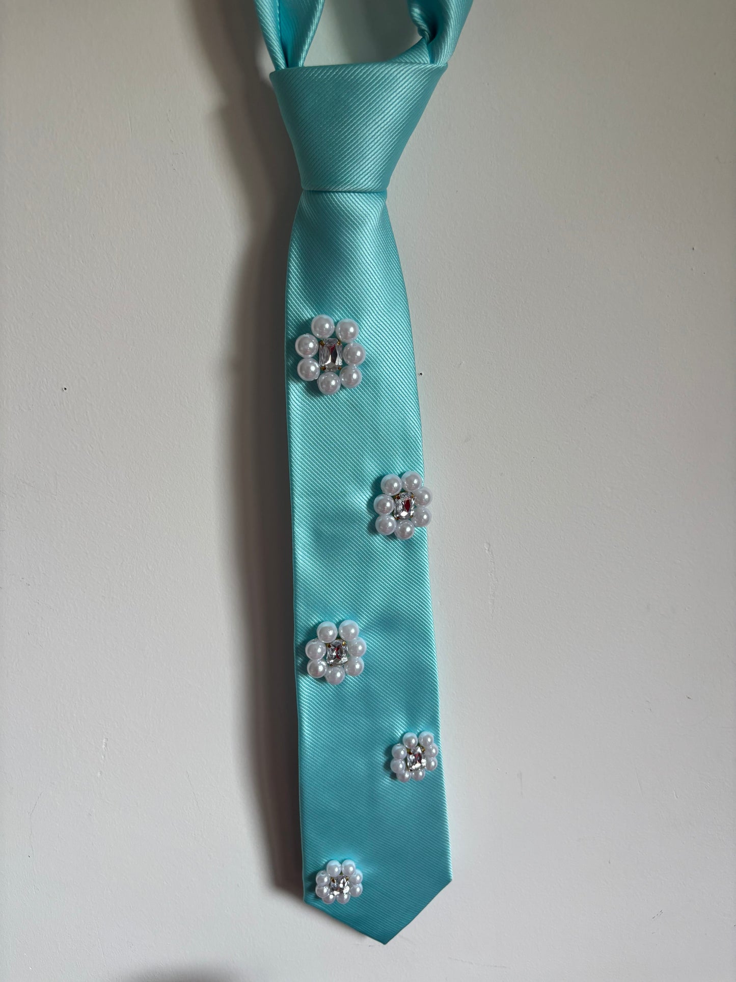 Cravate bleu ornée de perles