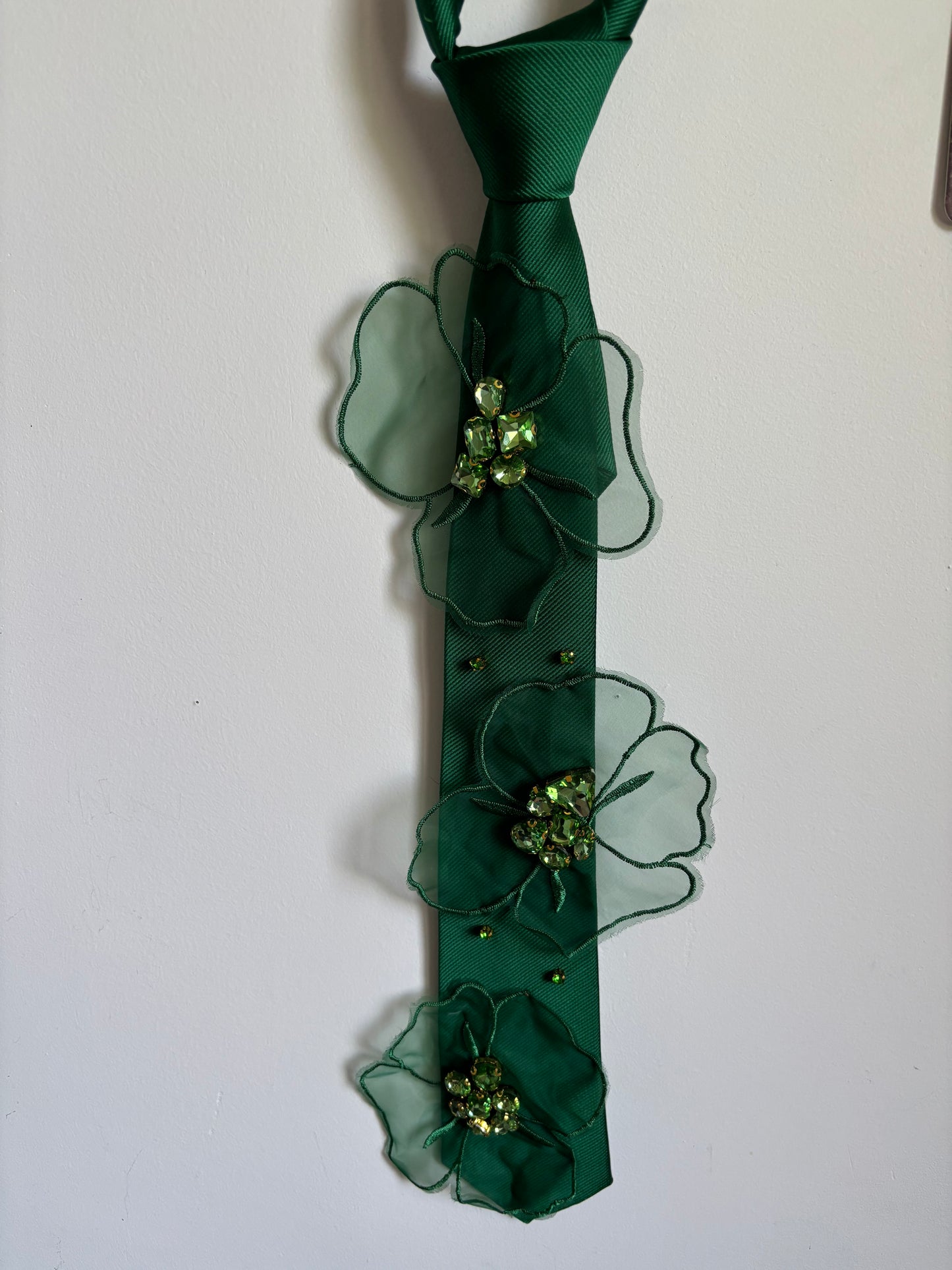 Cravate verte à fleurs organza brodées