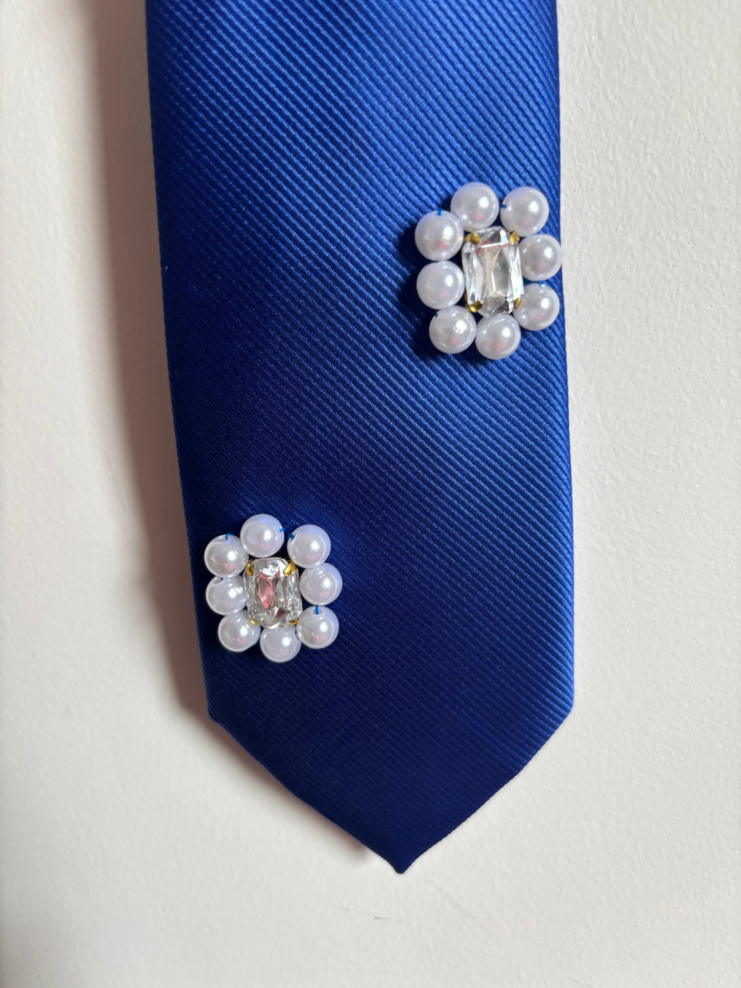 Cravate bleu foncé ornée de fleurs perlées