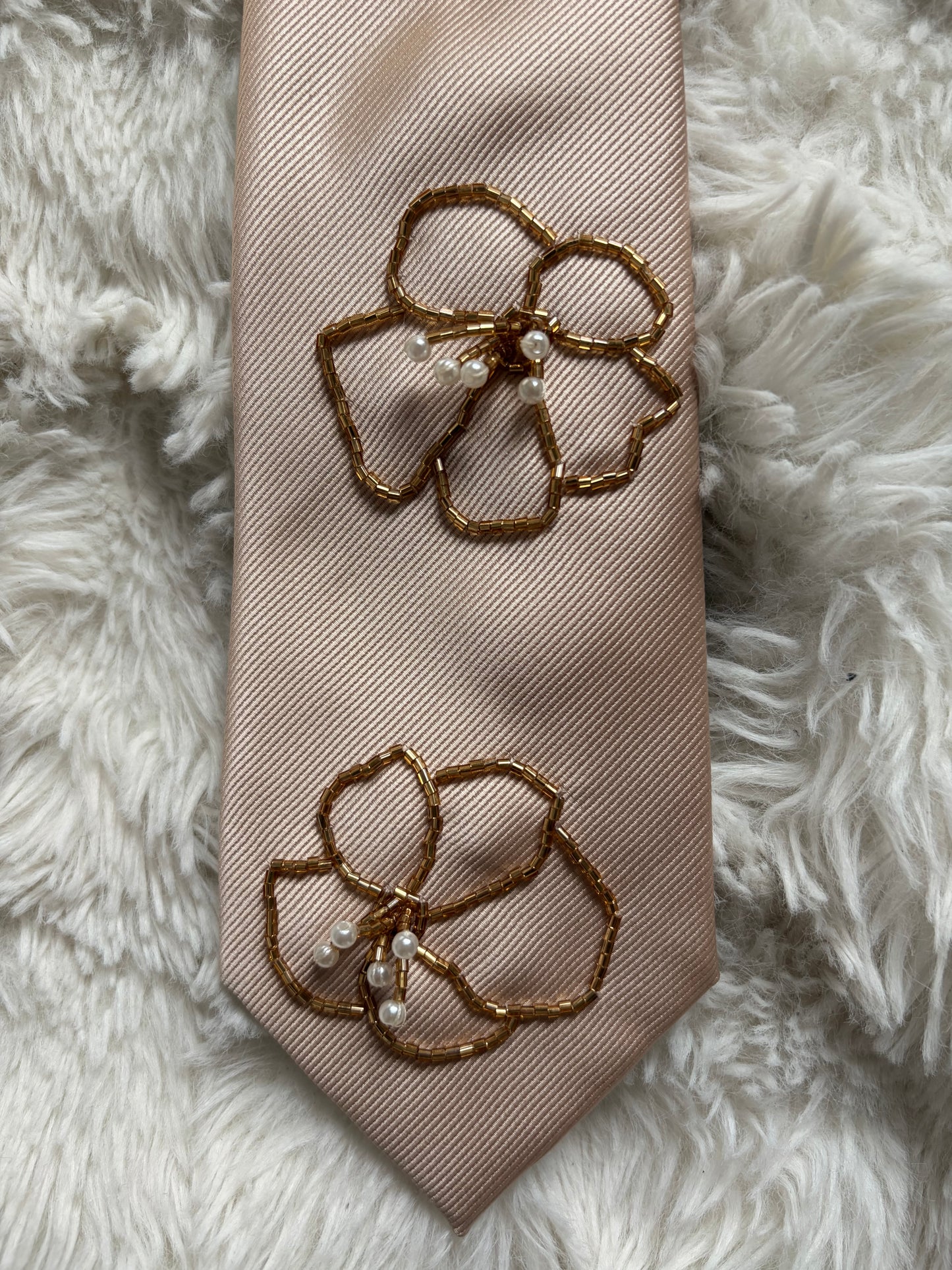 Cravate blush brodée