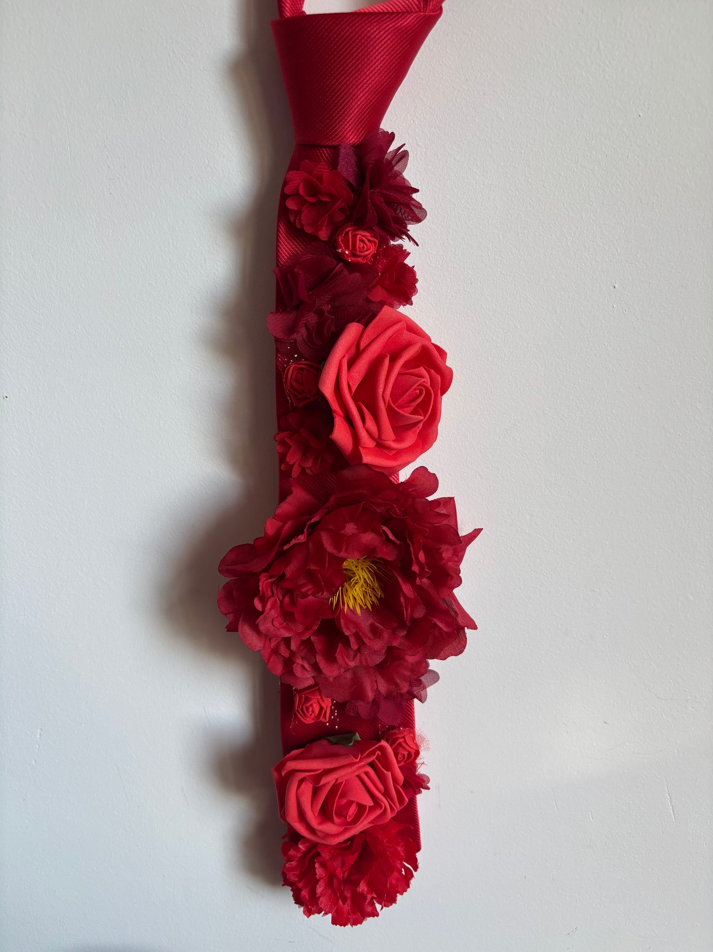 Cravate fleur rouge