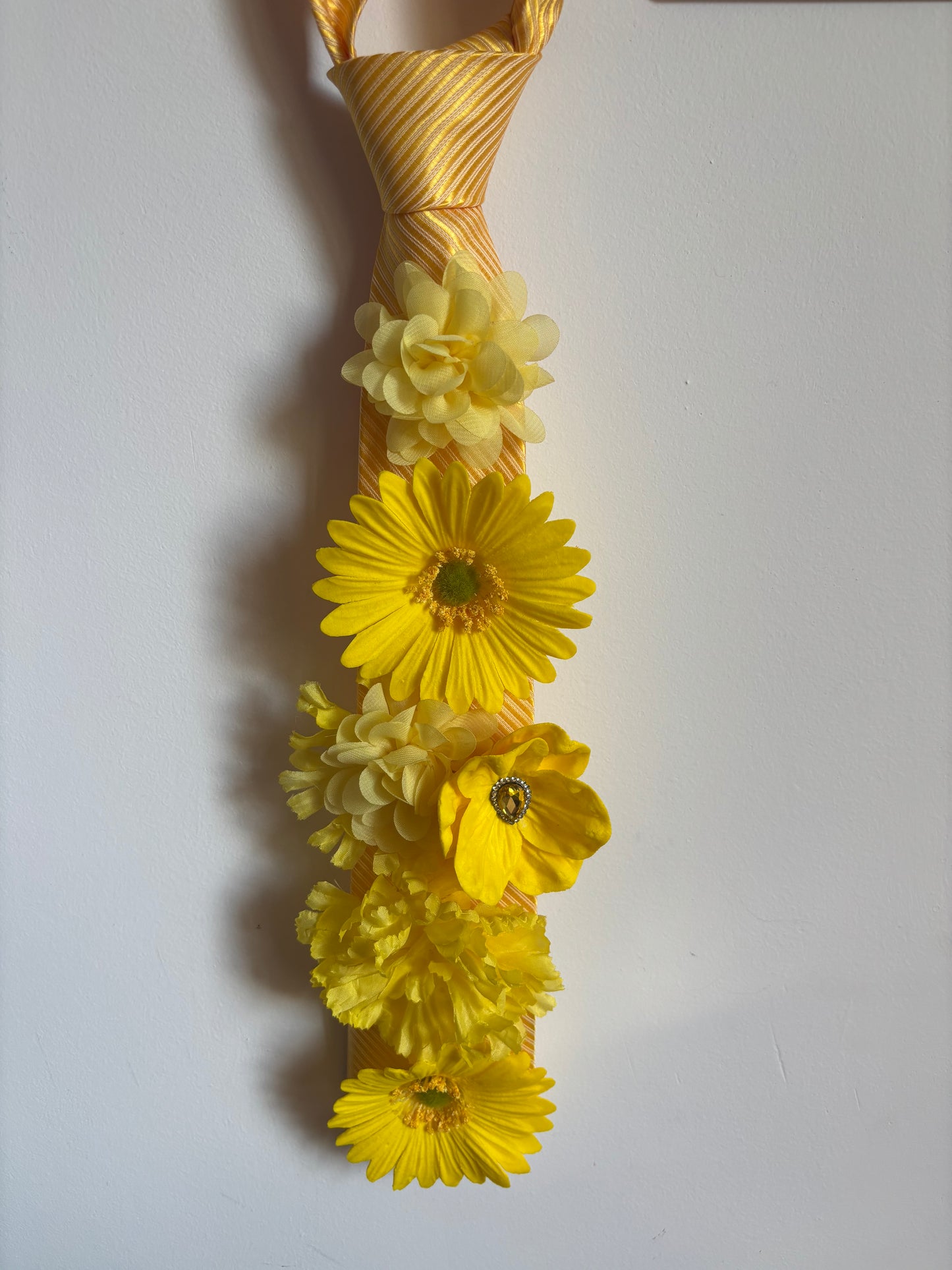 Cravate fleur jaune