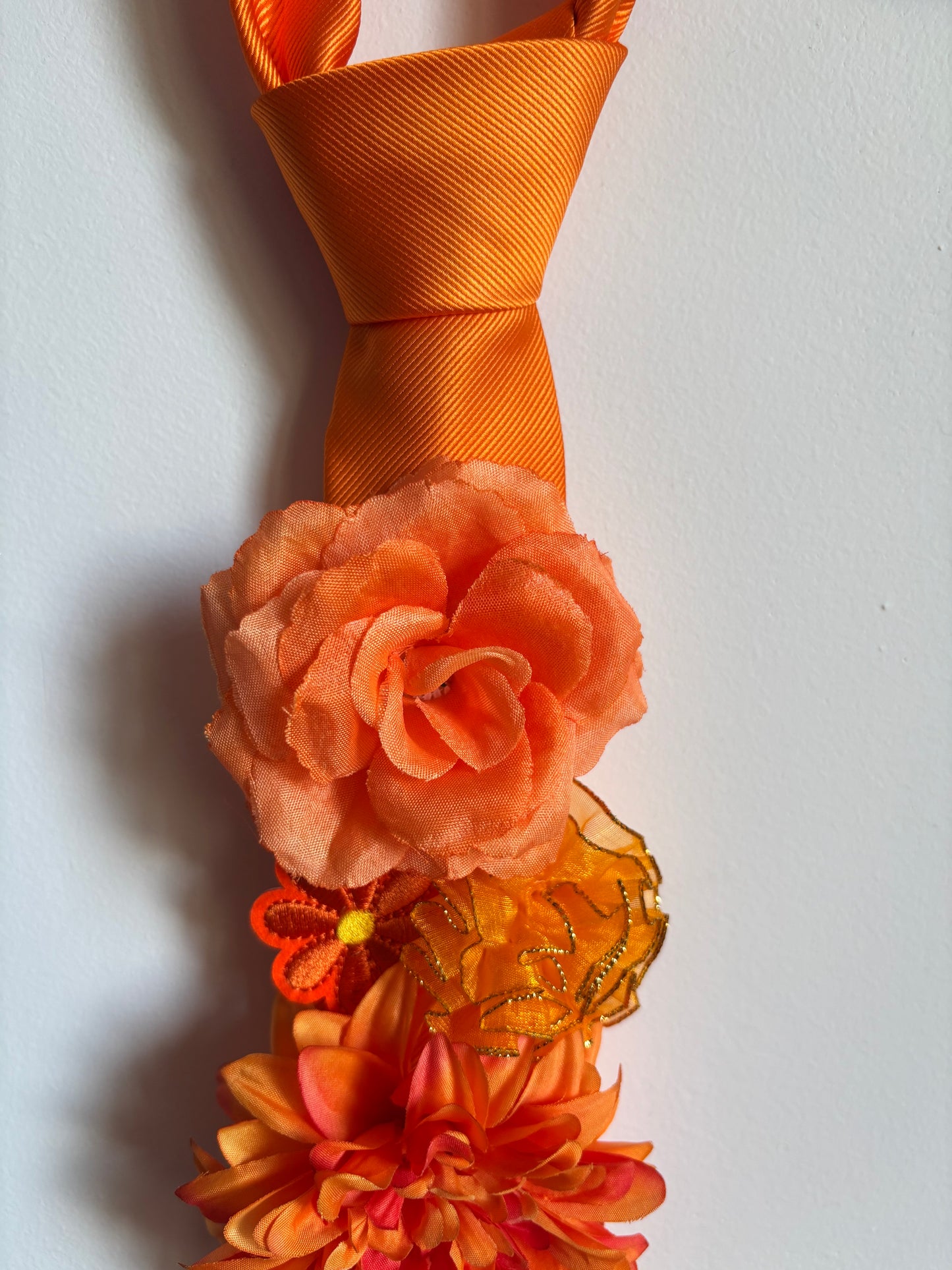 Cravate fleur orange