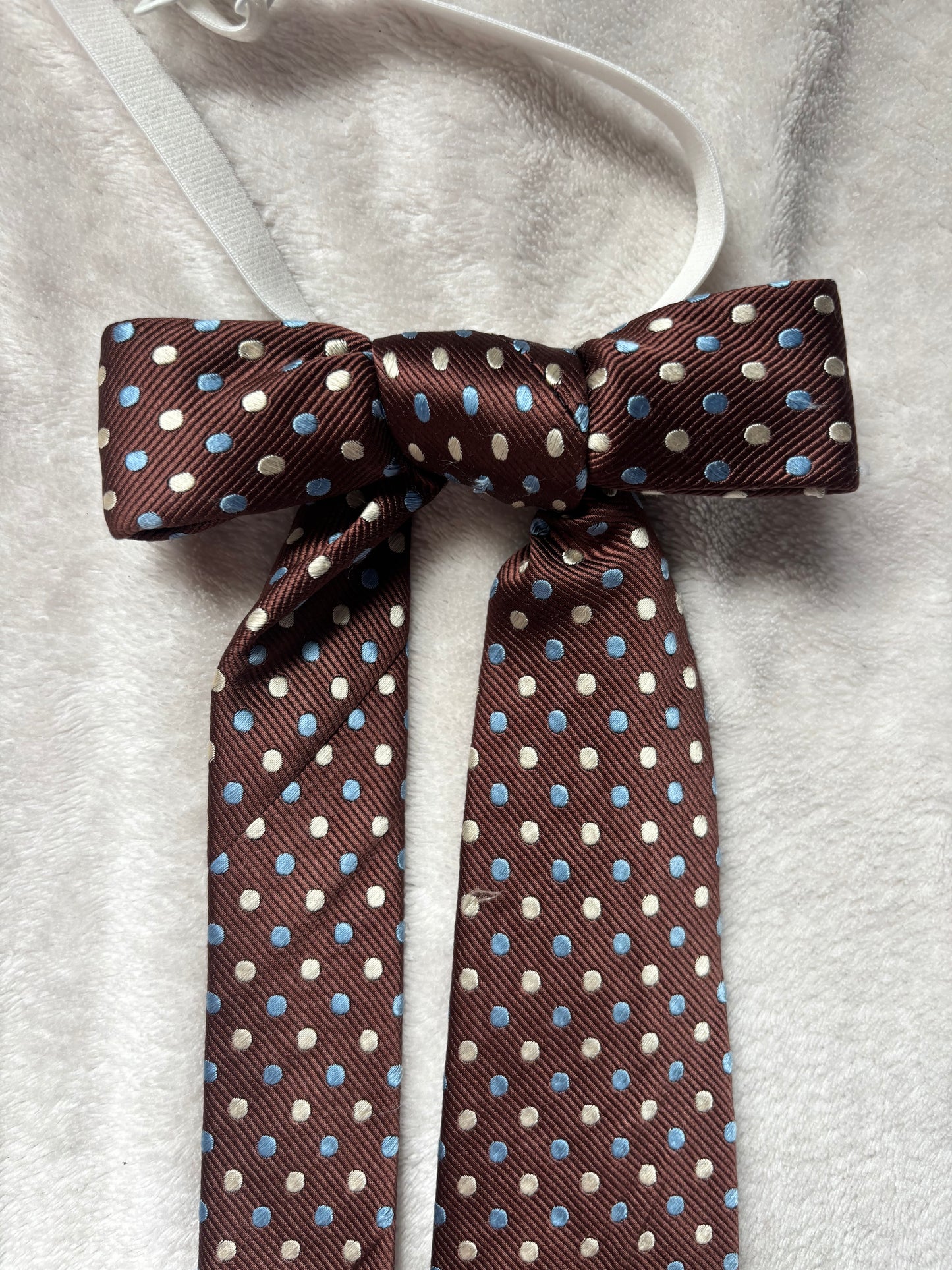 Nœud marron à pois