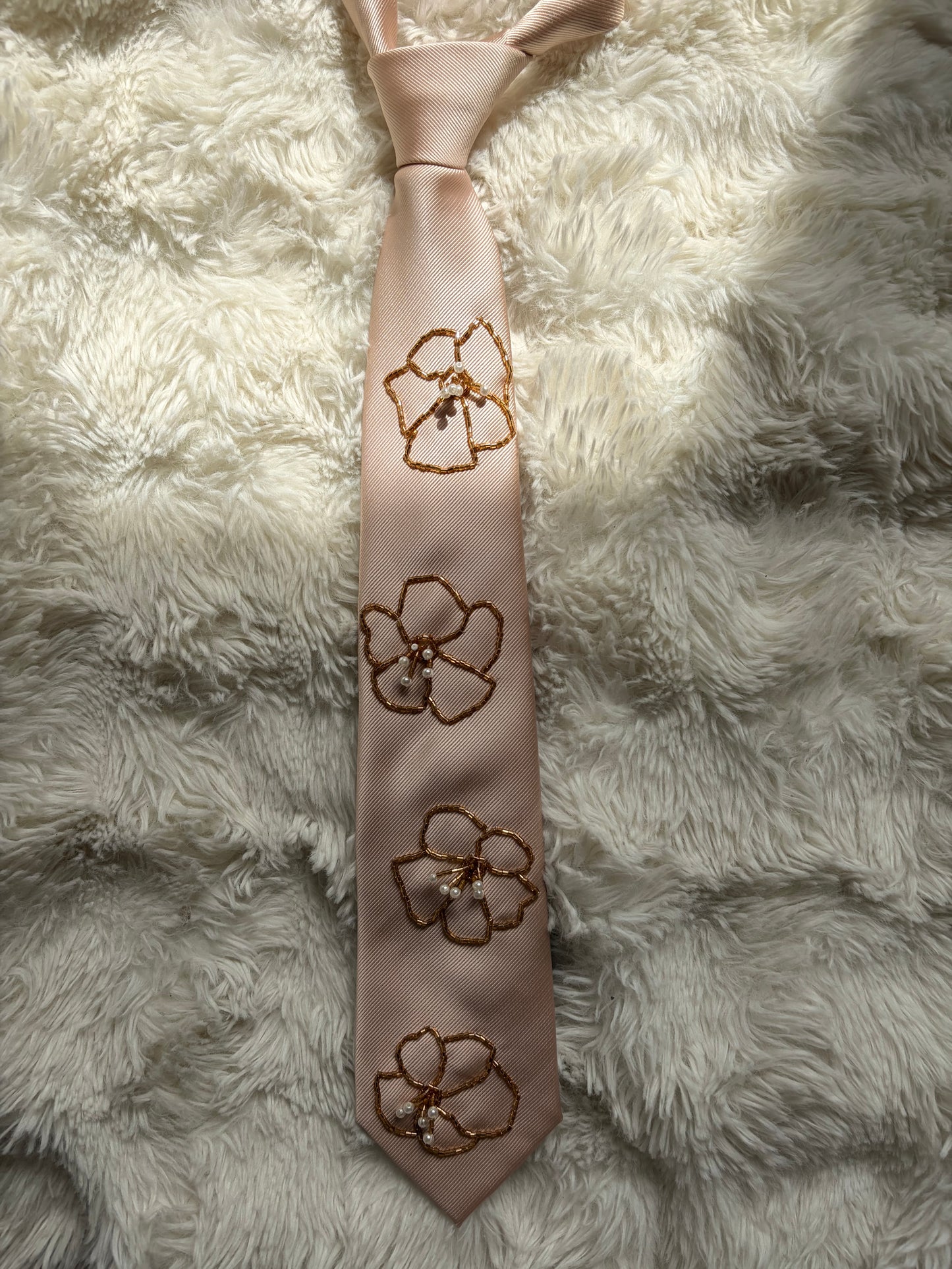 Cravate blush brodée