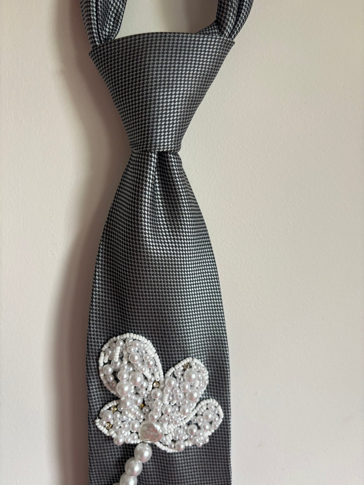 Cravate gris anthracite à fleurs perlées