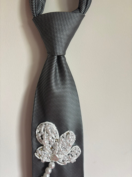 Cravate gris anthracite à fleurs perlées