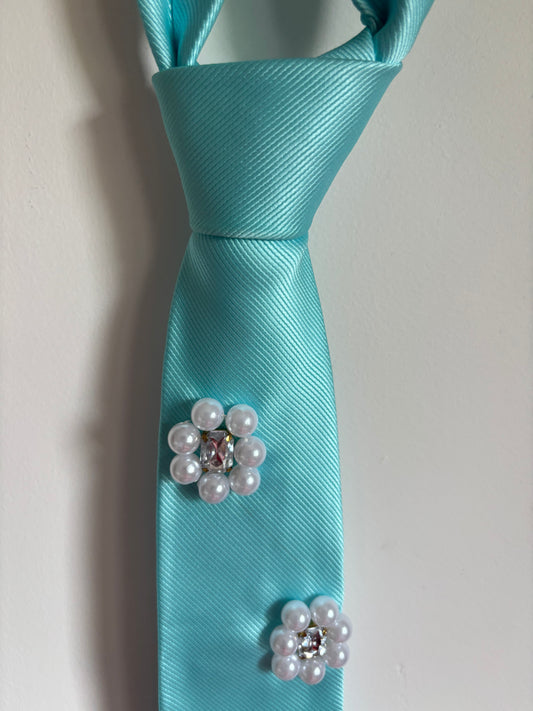 Cravate bleu ornée de perles