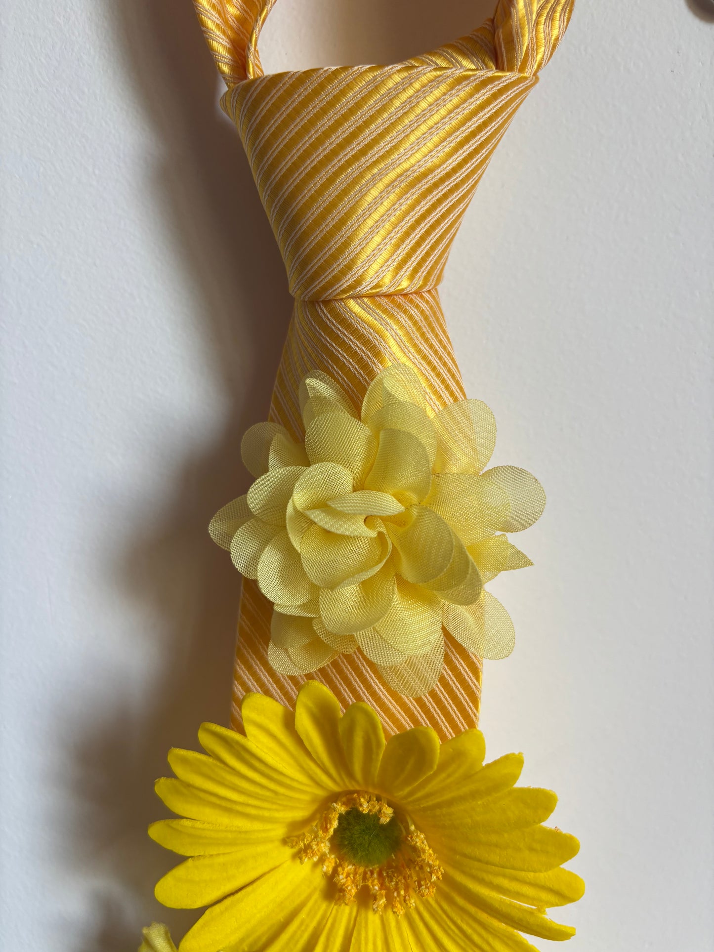 Cravate fleur jaune