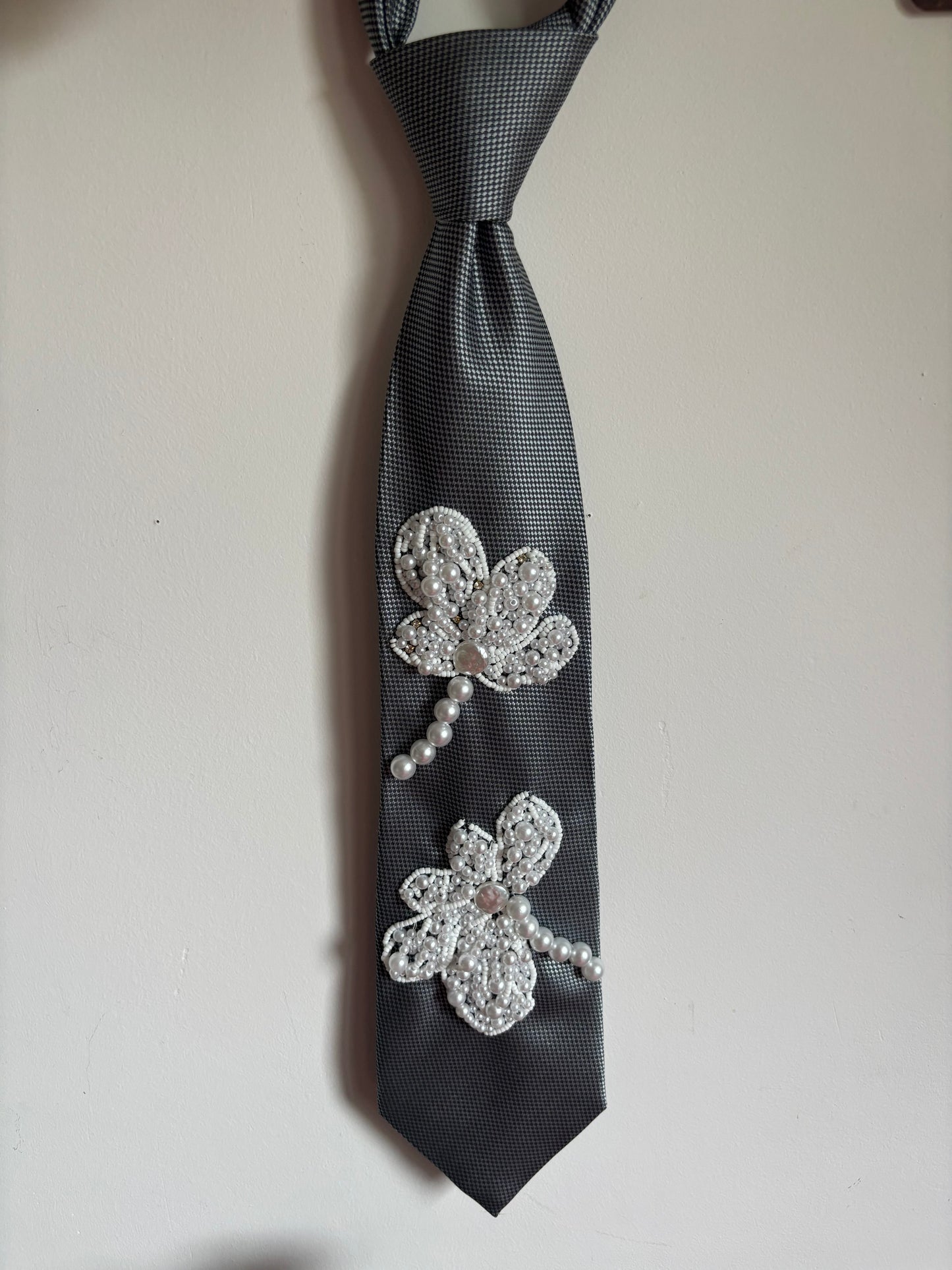 Cravate gris anthracite à fleurs perlées