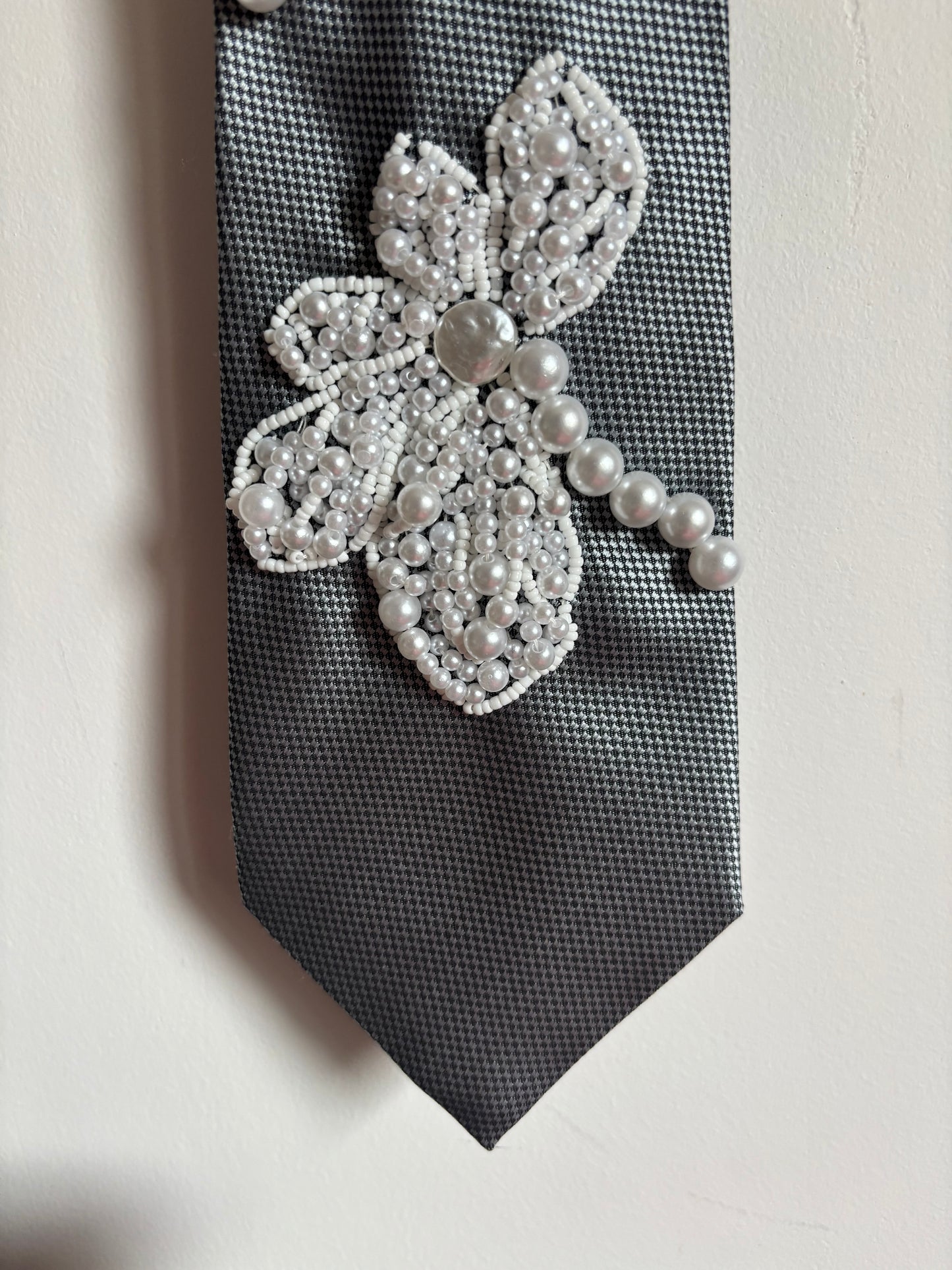 Cravate gris anthracite à fleurs perlées
