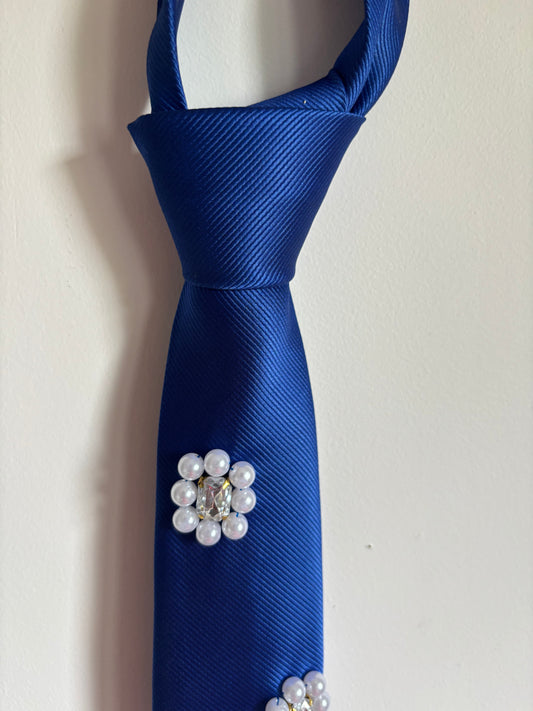 Cravate bleu foncé ornée de fleurs perlées
